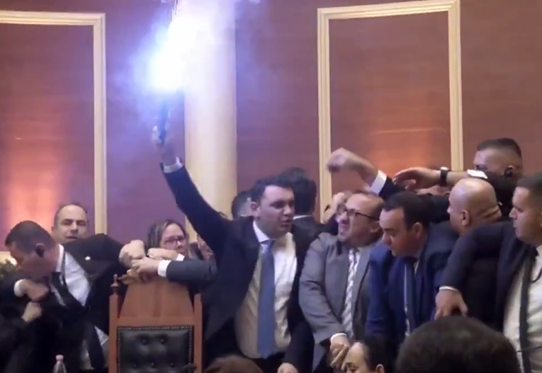 Izbila tučnjava u albanskom parlamentu. Zastupnici palili baklje i bacali vodu